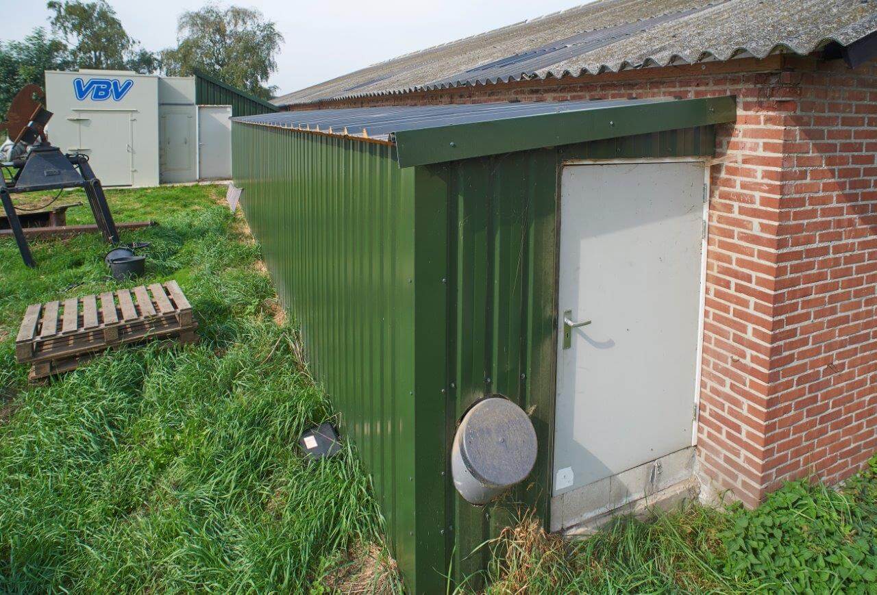 Naast de stal maakte Swinkels een net centraal afzuigkanaal. Hij maakte in het luchtkanaal meteen een put om het spuiwater in op te slaan. Als de deksel niet goed op het zuigpunt zit of de deur open staat, dan krijgt Swinkels meteen een melding. 