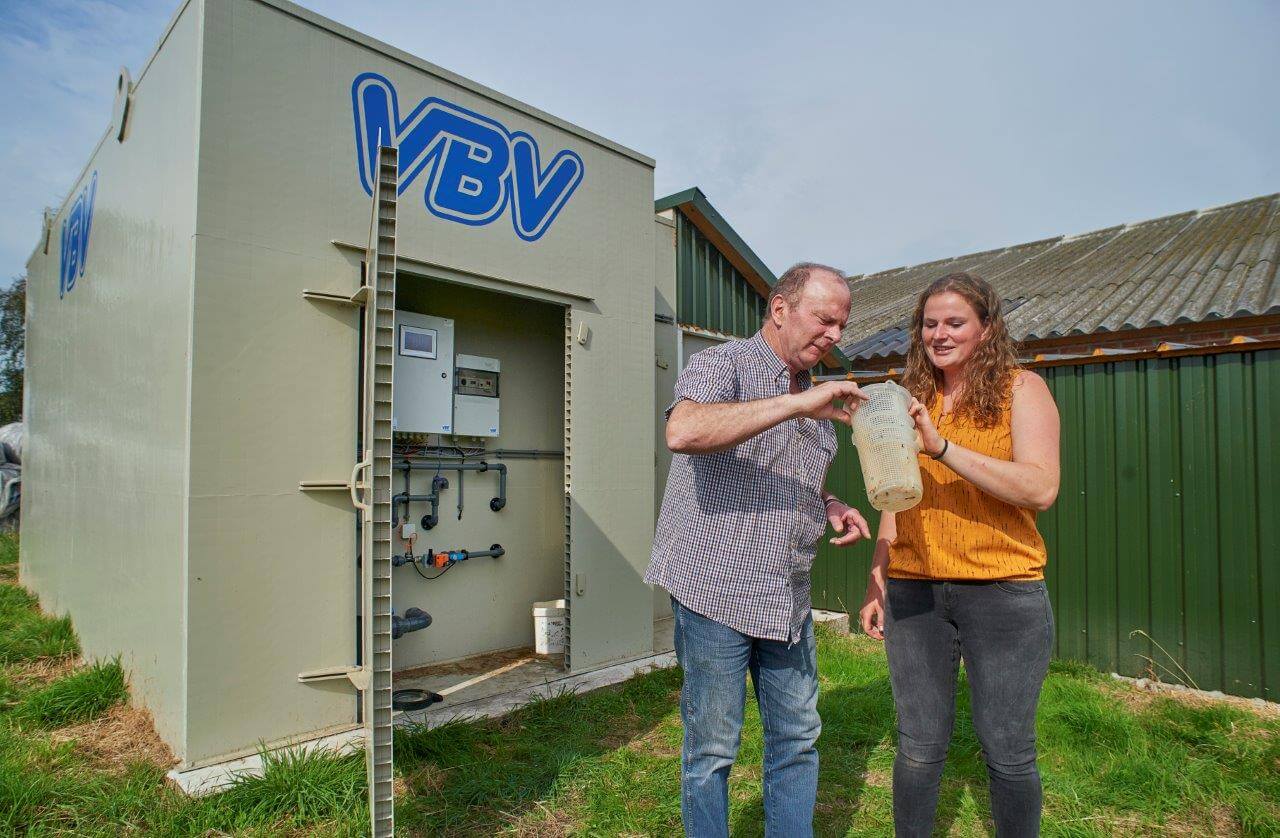 Harrie en zijn dochter Laura beoordelen het filter op verontreinigingen. In de maanden dat Harrie door een bedrijfsongeval buiten spel stond, heeft Laura alles wat met varkens te maken heeft van hem overgenomen. Werken met de nieuwste techniek was voor haar een makkie. 