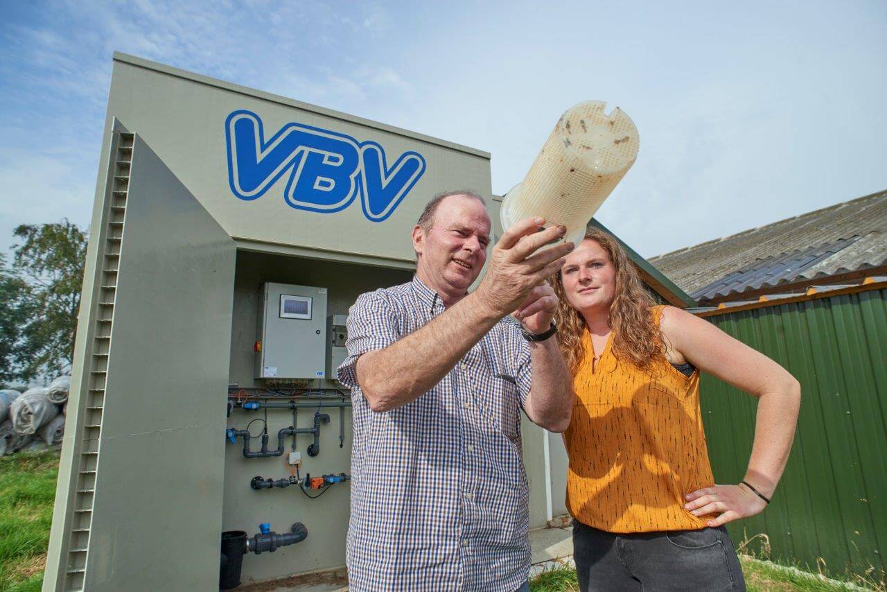 Harrie en Laura Swinkels in Son en Breugel bekijken het filter van hun biologische luchtwasser. 