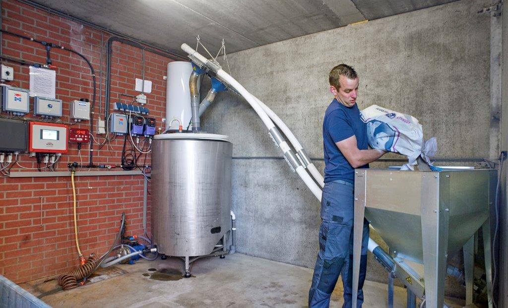 De ruimte waar de fermentatie-unit is geplaatst, is ruim en netjes. Een ideale omgeving om makkelijk en secuur te werken. De resultaten van melkzuurrijk brijvoer bewijzen dat de gezondheid flink is verbeterd. Problemen met speendiarree en streptokokken zie ik sindsdien niet meer. 