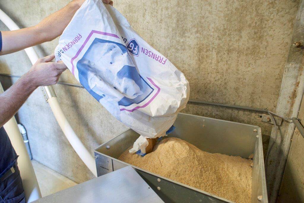 Om de twee dagen checkt Willems de voorraad Fermentmix en Bivital kruimel. Het aanvullen gebeurt met zakgoed. 