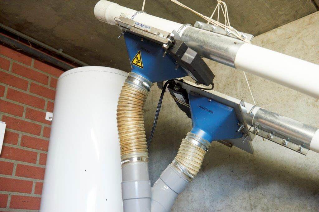 Als de nieuwe fermentatiecyclus wordt gestart, wordt eerst water van 70 graden in het vat gedaan. Daarna wordt de ingestelde hoeveelheid fermentmix ingedoseerd. De tweede voervijzel is voor het toevoegen van het aanvullende voer. 