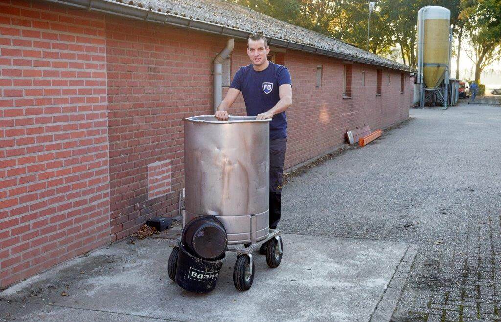 Na het voeren van de gespeende biggen gaat Marijn snel met de voerketel naar de kraamafdelingen in een andere stal. Het totale karwei om brij te verstrekken kost hem 15 tot 20 minuten. Voorheen moest hij droogvoer in de kommen en roudnfeeders doen en dat koste ook tijd. Maar brij voorkomt, een hoop gedoe en extra werk. 