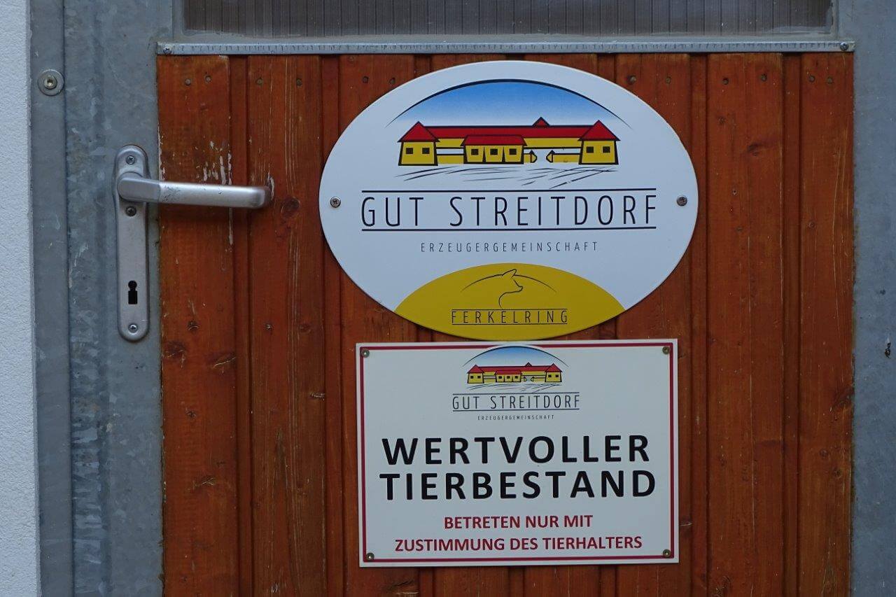 Gradinger is aangesloten van de varkensproducentenorganisatie Gut Streitdorf. Die bemiddelen voor hem bij de afzet van biggen (wegen 31 kilo bij verkoop aan vleesvarkenshouder) en de vleesvarkens. Ook stelt die organisatie de kwaliteitseisen op en zorgt zij voor de kwaliteitsborging. 