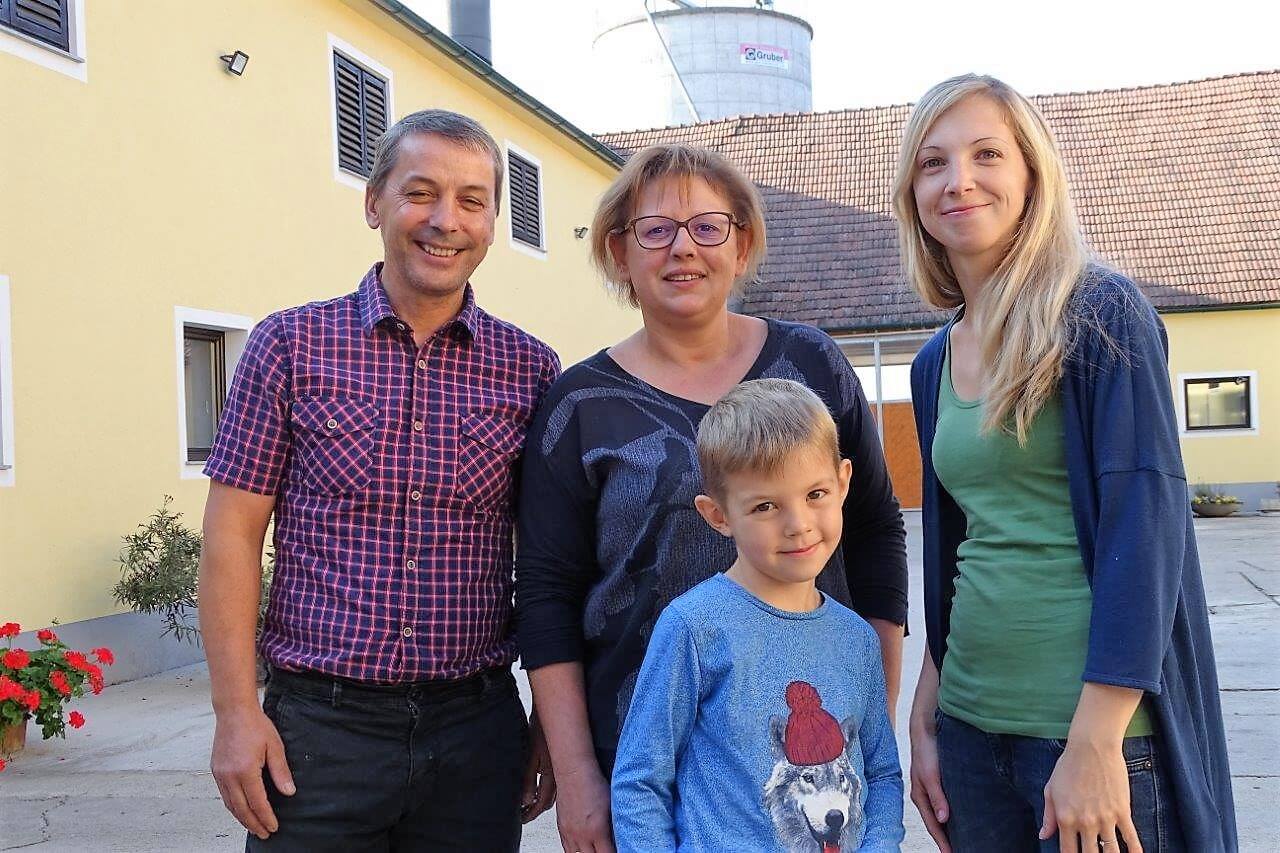 Manfred en Christiane Gradinger met schoondochter en kleinzoon. Zoon Stefan ontbreekt het aan tijd omdat hij bij zijn zus een huis aan het bouwen is. Dat hoort erbij als je het ouderlijk bedrijf in zijn geheel gaat overnemen (de vleesvarkenstak is al door Stefan overgenomen). 