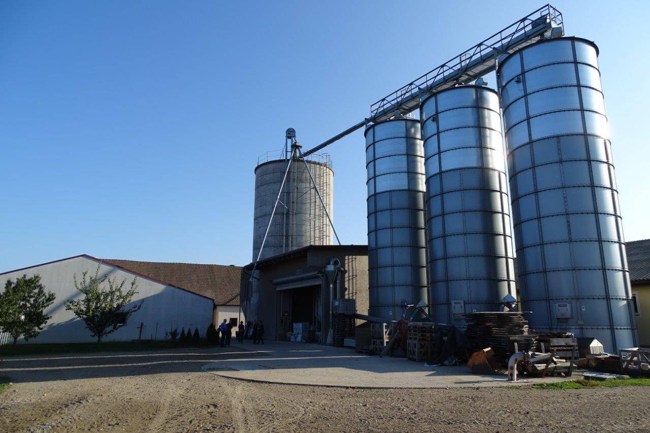 De oogst van tarwe, gerst en korrelmaïs gaat, al dan niet na droging in de vier torensilo's. De drie rechtste silo's zijn voor de opslag van droge granen. In de linker silo wordt vochtige korrelmais onder zuurstofloze omstandigheden opgeslagen. Op die manier wordt het fermentatieproces opgestart. Het melkzuur dat daarbuij ontstaat verbtert de darmgezondheid van de met brij gevoerde vleesvarkens. 