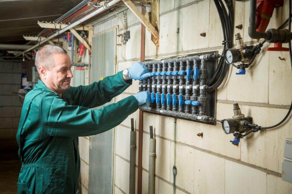 In de centrale gang zit het schakelbord waarmee Twan iedere afdelingen apart kan omschakelen van melk naar water. 