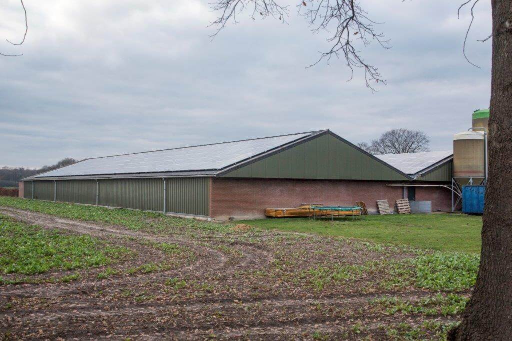 Alle asbestdaken zijn gerenoveerd en aan de zonzijde liggen nu zonnepanelen op het dak. 