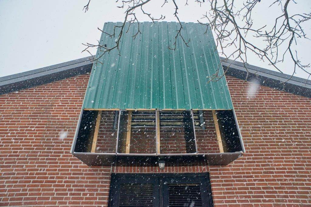 Bij de renovatie van het dak werd ook de luchtinlaat nog aangepakt. Er kwam een winddrukkap voor, waardoor de lucht via een omweg naar de ruimte boven het plafond moet. 