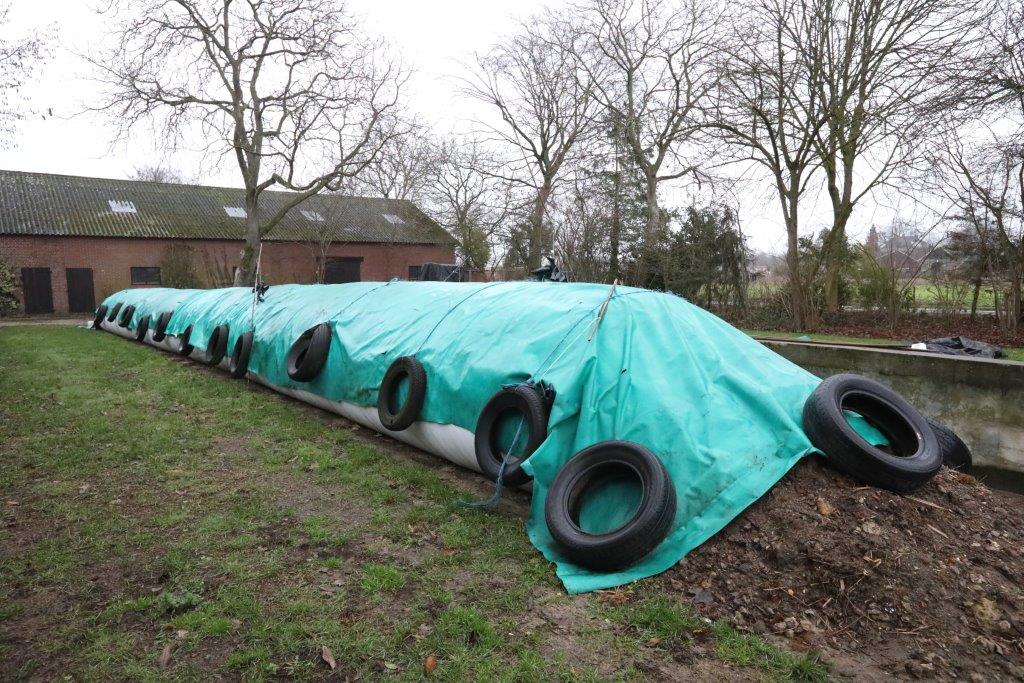 De CCM en gerst worden opgeslagen in slurven. 