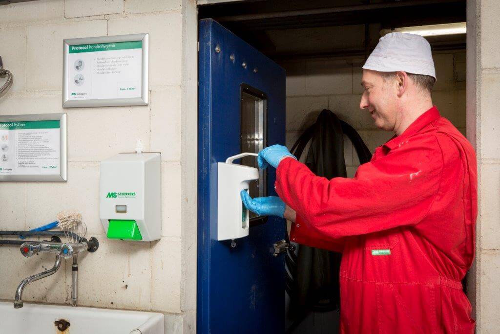 Bij het betreden van de centrale gang in de HyCare-stal ontsmet Vehof zijn 'handen'. 