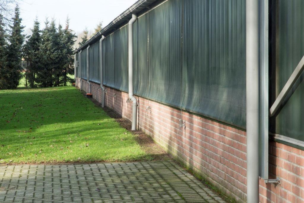 Ongediertebestrijding besteedt Vehof uit aan Agro Pest Control. Dat gebeurt planmatig en professioneel. Zelf behandelt hij de putten (tegen maden) na het reningen en ontsmetten van afdelingen. 