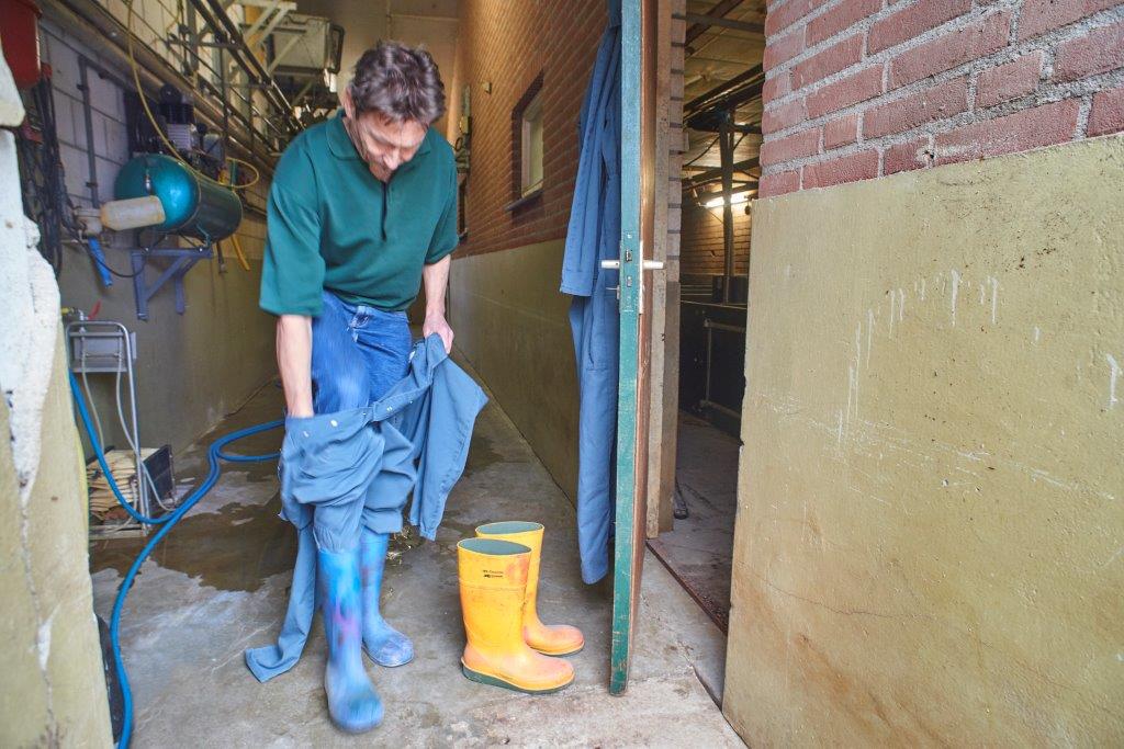 Voordat John de quarantaine-afdeling binnen gaat wisselt hij van kleding en schoeisel. 