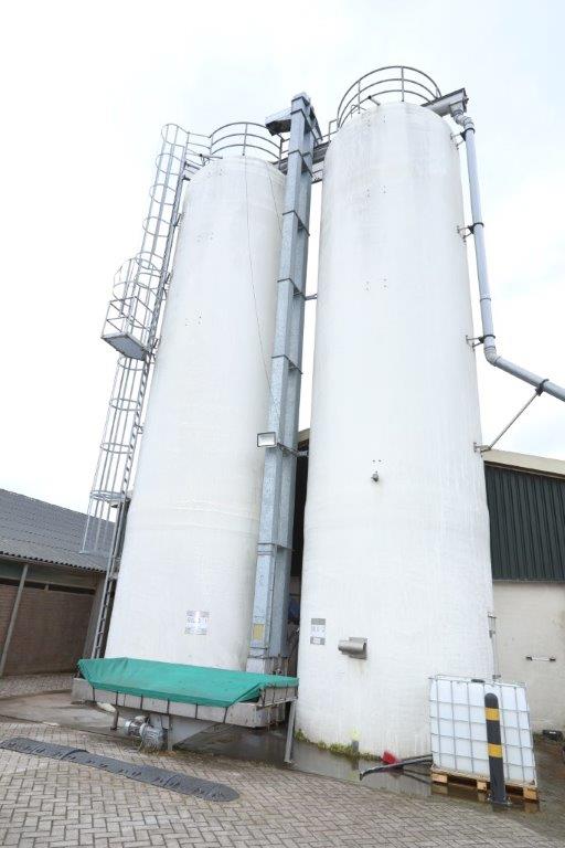 In deze torensilo’s worden tarwe en gerst opgeslagen. Die grondstoffen haalt Verbeek zelf op en worden via de stortbak in de silo’s gevijzeld. 