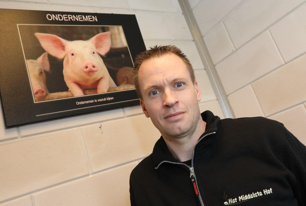 Dirk Aart Verbeek specialiseerde zich in 2015 in het houden van vleesvarkens. Toen verdubbelde hij het dieraantal zodat hij al zijn werktijd aan het tiptop verzorgen van zijn dieren kan besteden. 