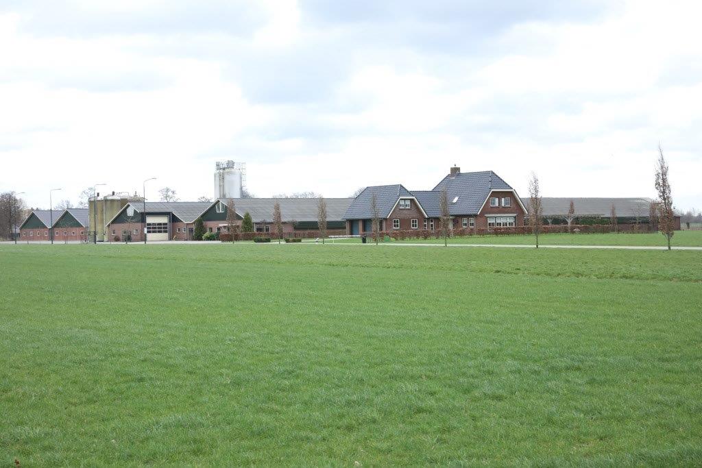 Het varkensbedrijf Het middelste Hof ligt ’in het veld’ in het buitengebeid van Renswoude. Langs de openbare, aan het begin van de lange inrit, is een koelkelder gemaakt (niet te zien rechts op deze foto). 