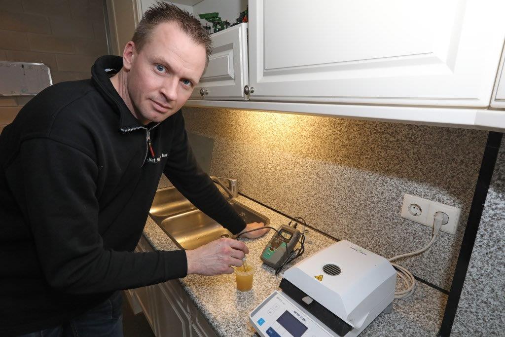 Elke vracht vloeibare en steekvaste grondstoffen worden in de ‘keuken’ van de bedrijfskantine beoordeeld. De drogestofbepaling gebeurt standaard. 