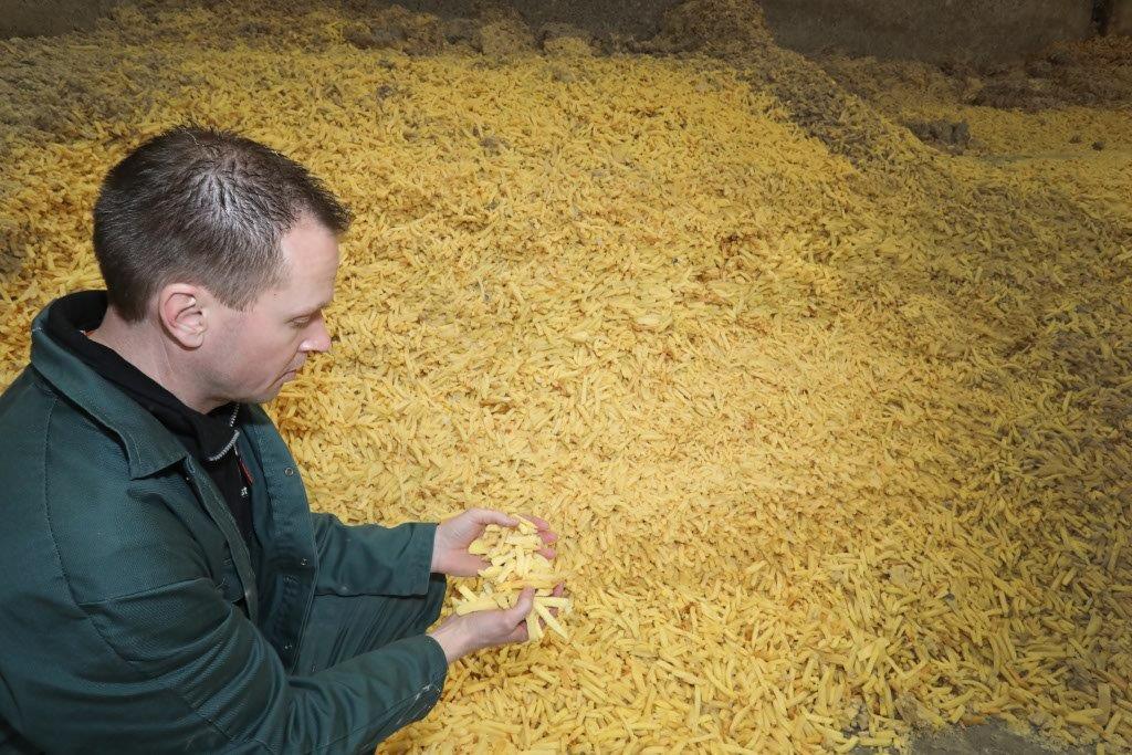 Voorgebakken friet is ook een vaste component in de rantsoenen. Verbeek hecht aan constante kwaliteit en versheid. Daarom kuilt hij de friet ook niet in. 