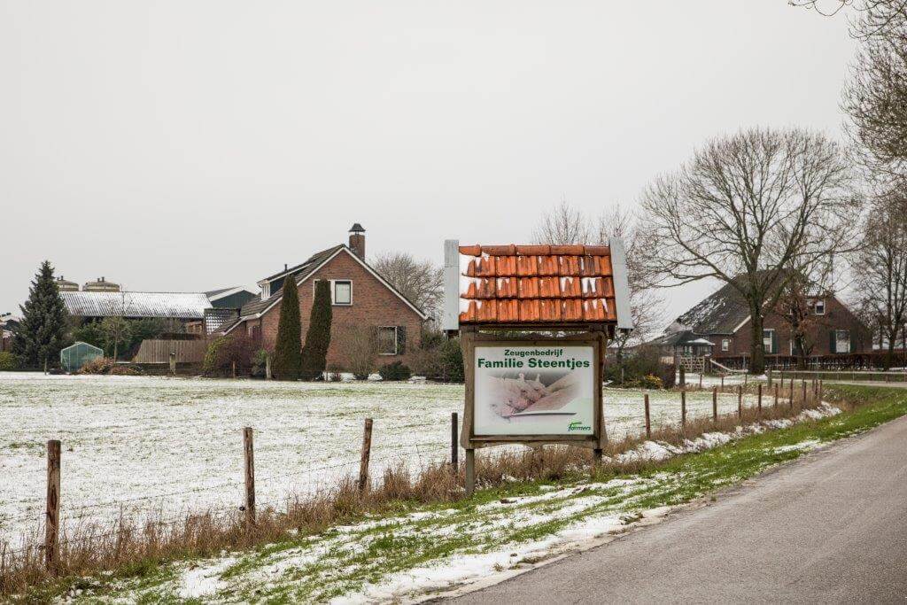 Bij de toegang naar het zeugenbedrijf komt een tweede kadaverkoelinng, zodat Rendac niet meer bij de stal hoeft te komen. 