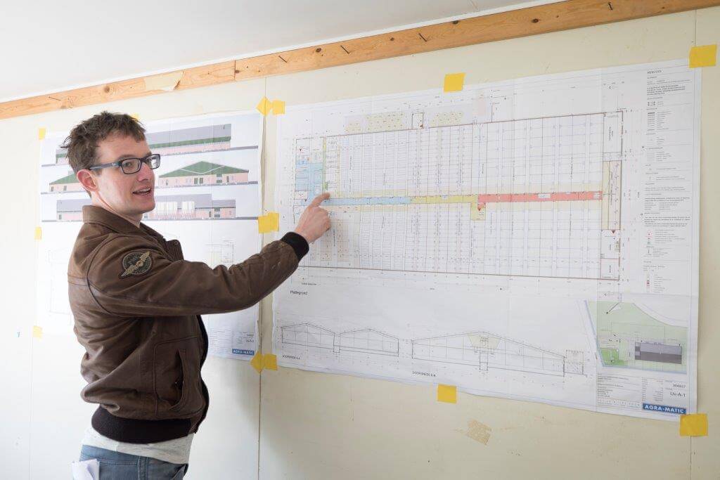 Op de plattegrond zijn de kleuren zichtbaar die straks gebruikt worden bij het coaten van de vloeren en voor kleding en schoeisel. Dan is altijd direct de scheiding tussen kraamstal, gespeende biggen en vleesvarkens duidelijk. 