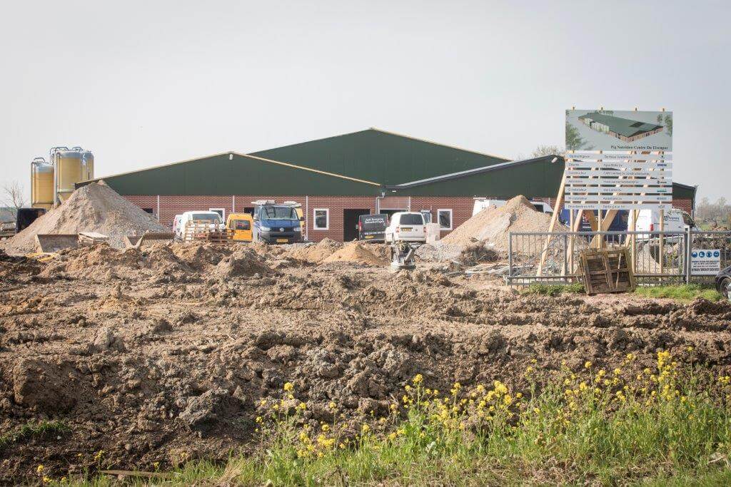 De bouwactiviteiten bij het Onderzoekscentrum varkensvoeding De Elsenpas zijn nog in volle gang. 