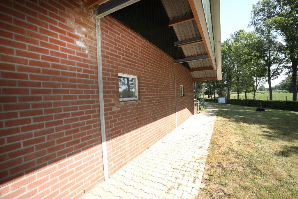 De stal voor dragende zeugen is nieuw gebouwd in 2012.  Passanten kunnen via een paadje bij de stal komen en een blik in de stal werpen. 