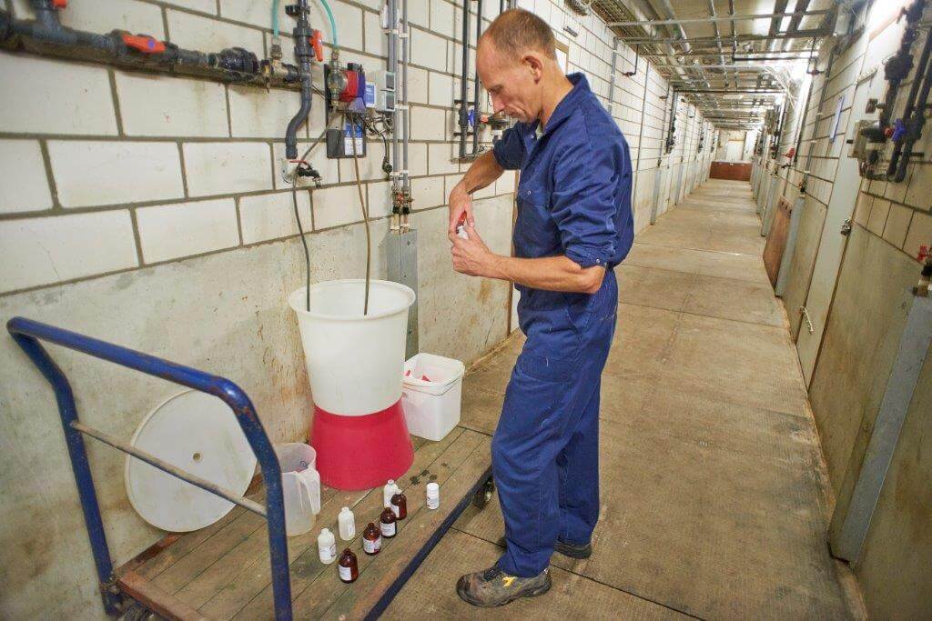 De emmer waarin het vaccin komt staat onder de dosator die het vaccin in de waterleiding doseert. 