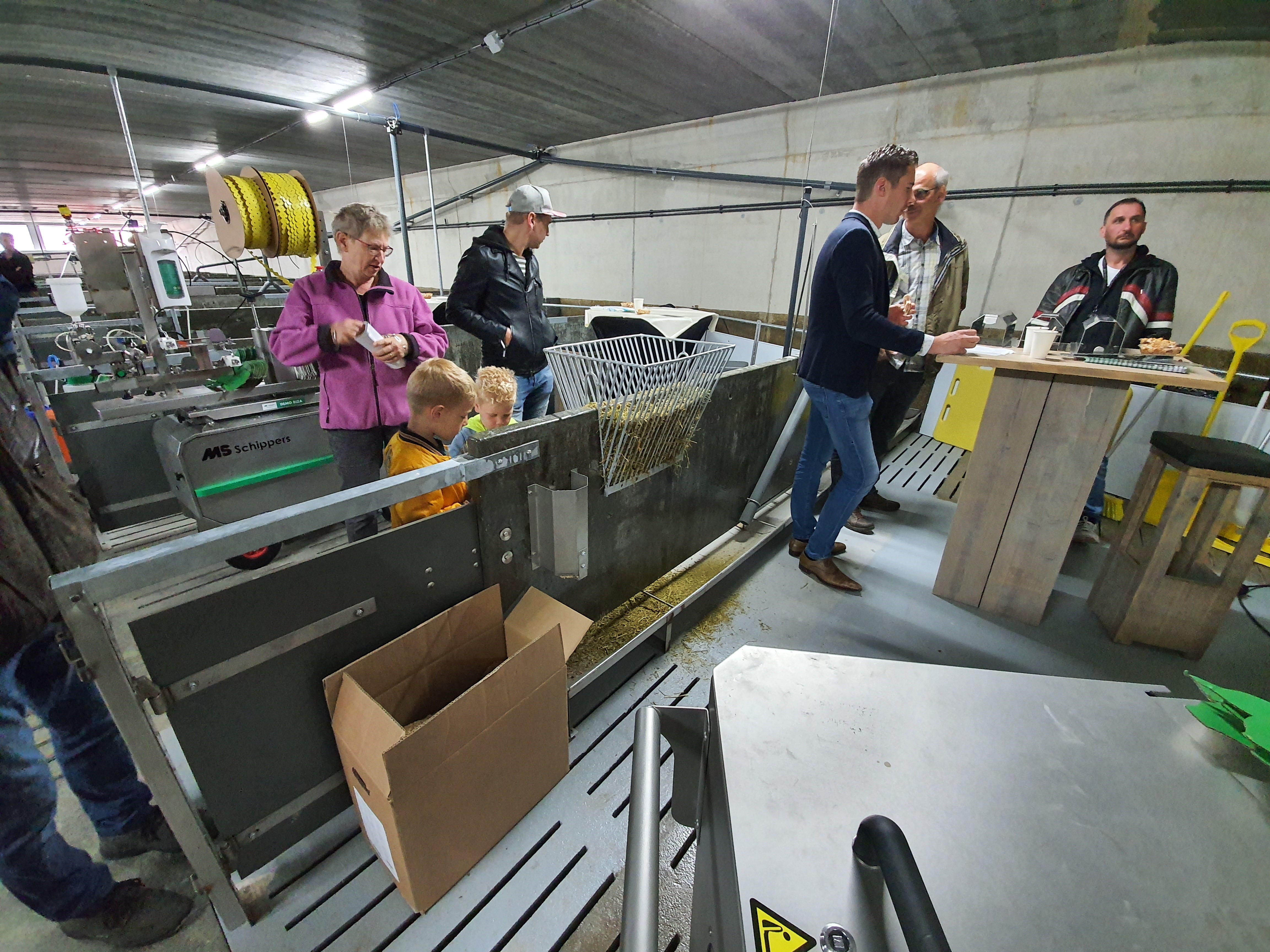 De bezoekers konden zien dat de varkens als afleidingsmateriaal straks bijvoorbeeld luzerne krijgen, naast de geperste strobriketten. 