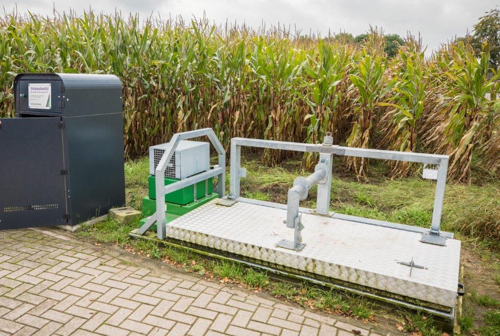 De koelkelder en bezorgkast zijn netjes aan de rand van het erf gemaakt. Een puntje van aandacht wat betreft hygiëne is dat ze zo dicht bijeen zijn gemaakt. 