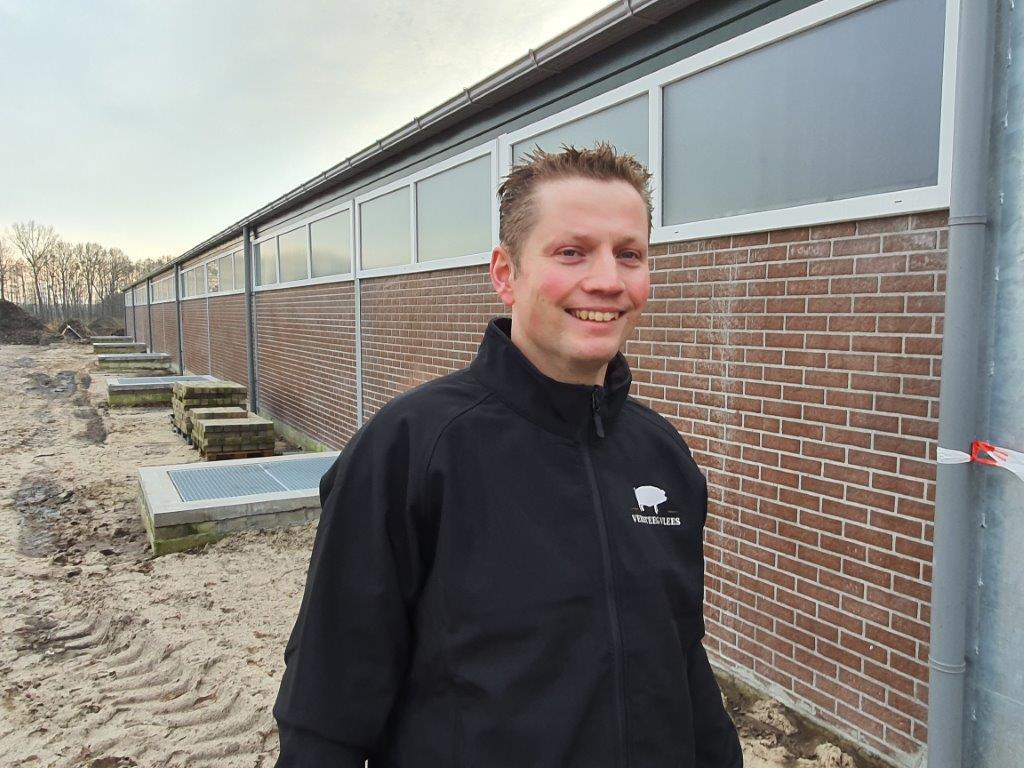 De nieuwe stal is heel degelijk gebouwd met prefab geïsoleerde wanden. 