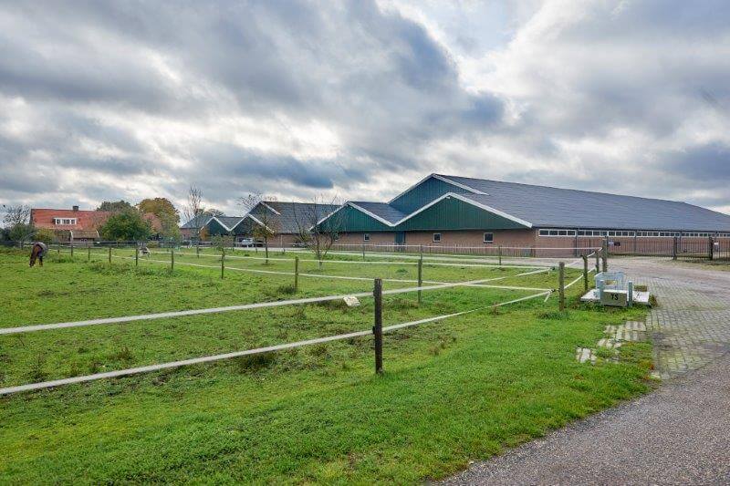 Het varkensfokbedrijf van de familie Jacobs is landschappelijk netjes ingepast. Het ligt een paar honderd meter van een doorgaande weg tussen landerijen. 