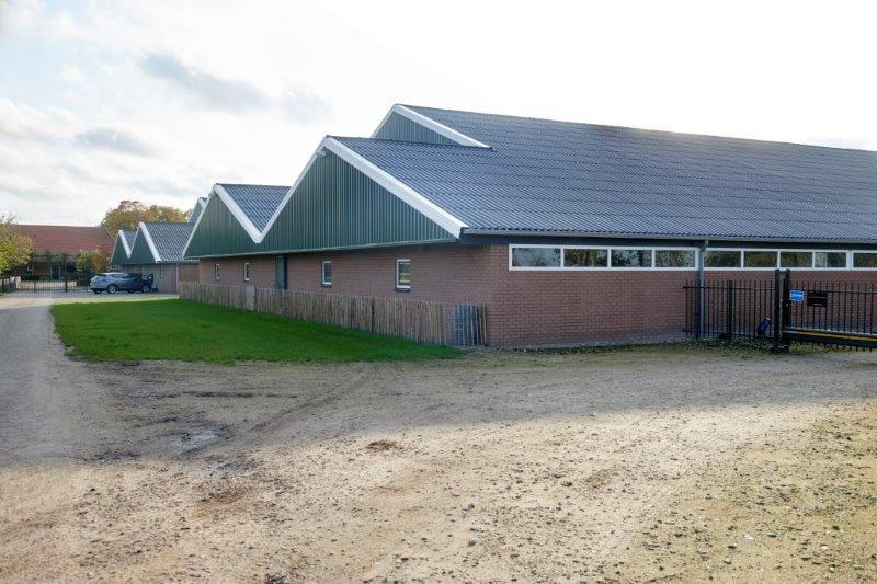 De nieuwe vleesvarkensstal is gesitueerd aan de buitenzijde van het bedrijf langs de 'vuile' weg. Schone lucht gaat via ventilatieplafonds de afdelingen in. 