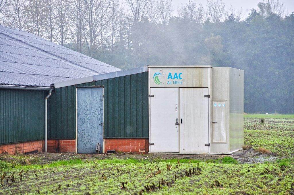 De chemische luchtwasser op de oudste stal functioneert prima, net als de combi-wasser op de nieuwste vleesvarkensstal. 