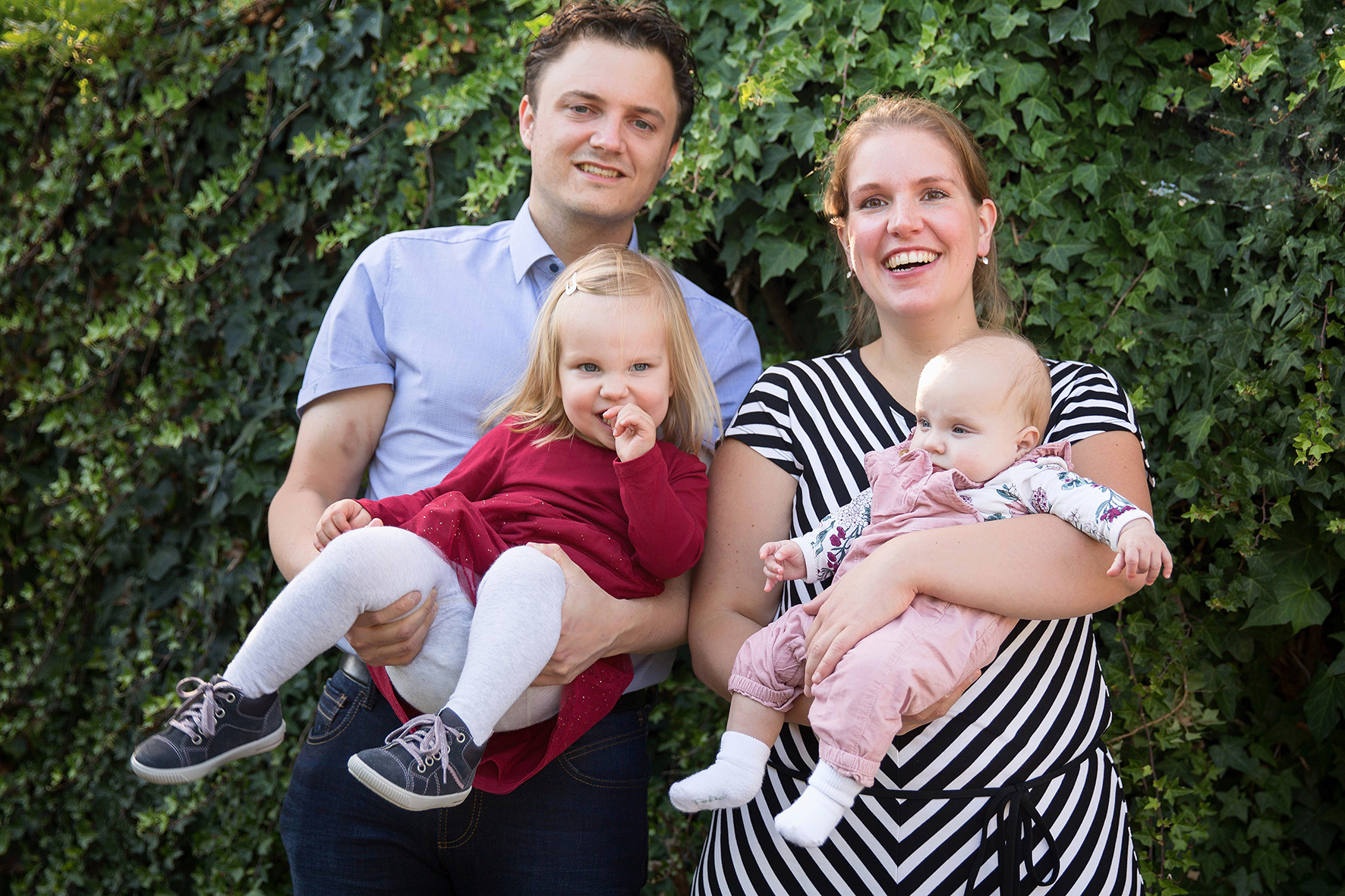 Koen en Ingrid met dochters Nina (2,5 jaar) en Merle (8 maanden). De jonge ondernemers hebben in 10 jaar al heel wat veranderingen meegemaakt op hun bedrijf. 