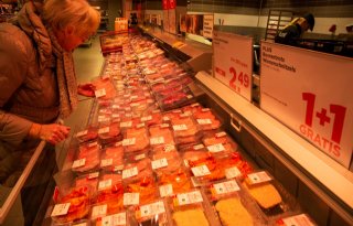 Verkoop+vers+vlees+in+supermarkten+dalend