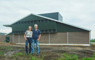 Rondneuzen+in+moderne+vleesvarkensstal+met+%C3%A9%C3%A9n+BLK%2Dster