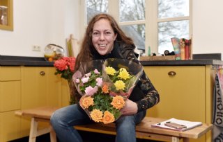 Dierenliefhebber+Meggie+Habets+omarmt+de+varkenshouderij