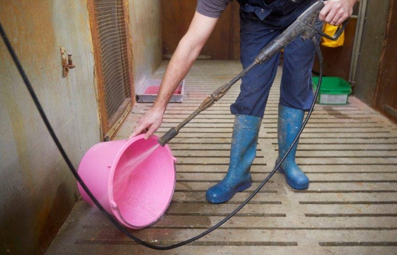 De emmer kan van de ALFF af en wordt dagelijks met de hogedrukspuit gereinigd. Twee keer per week wordt gespoeld met heet water en na de ronde volgt een reiniging met chloor.