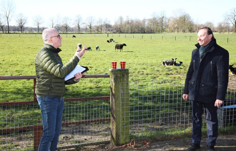 Jos Thelosen interviewt Arie Apeldoorn.