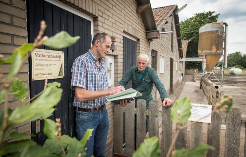 Ad Kolen van ABZ Diervoeding toont op papier wat Mari Bertens in zijn stal ziet: efficiënte groei zit in een stijgende lijn.