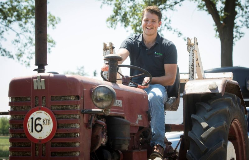 Een klusje van Tom Verbrugge is het slepen van de rijbak met zijn oldtimer McCormick uit 1961.