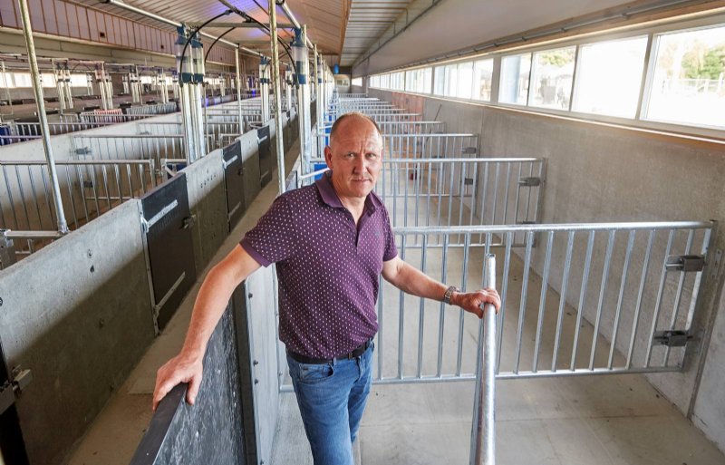 Bart Beniers heeft voor het eerst in zijn inmiddels lange loopbaan als veehouder – op zijn thuisbedrijf 8 kilometer verderop heeft hij 100 stuks melkvee en 40.000 leghennen- niet zelf de regie gevoerd over de bouw. ‘Dat is me best goed bevallen.’
