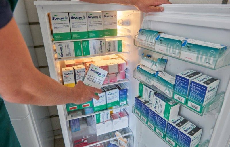 Bewaren in de koelkast op de juiste temperatuur is nodig om de werkzaamheid van de vaccins te waarborgen.