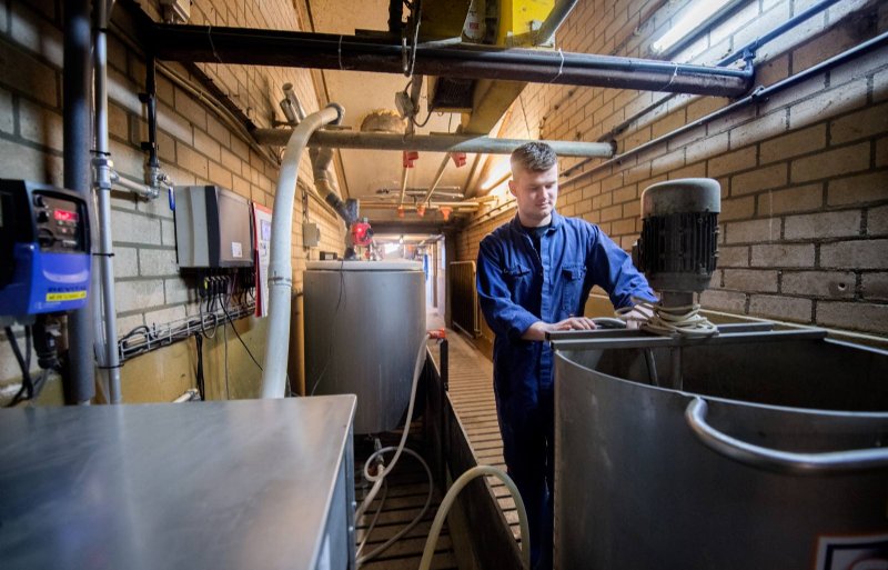 In de tweede levensweek krijgt elke toom de eerste keer 150 tot Het voeren van ferment in de kraamstal gaat volgens een bedrijfsspecifiek voerschema. Hij start in de tweede levensweek en dan krijgt elke toom een keer per dag 150 tot 200 milliliter ferment in de voerkom. Na drie dagen verhoogt hij die fermentgift naar 300 milliliter per dag. In de derde week  wordt dat 600 milliliter per dag en in de vierde week 1 liter ferment. Tot 14 dagen na spenen krijgen de biggen het fermentvoer in een kom naast het speenvoer in een droogvoerbak. De fermentgift loopt op tot maximaal bijna 7 liter per dag per koppel van 28 biggen.