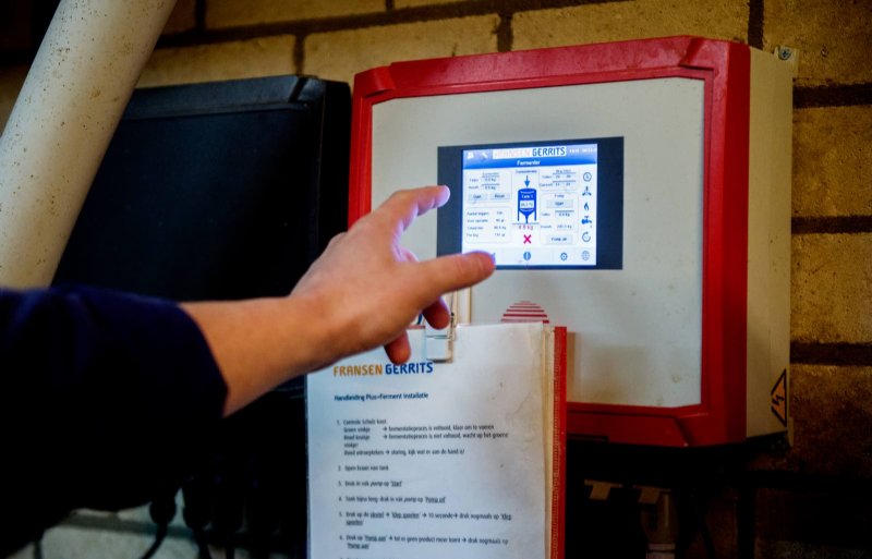 Het touchscreen van de besturing van de fermentatie-installatie is overzichtelijk en praktisch. Met een paar drukken op de knop zijn instellingen te veranderen en wordt de installatie gestart. Elke dag steevast 8.00 uur is het verse ferment voor zo'n 700 biggen gereed.