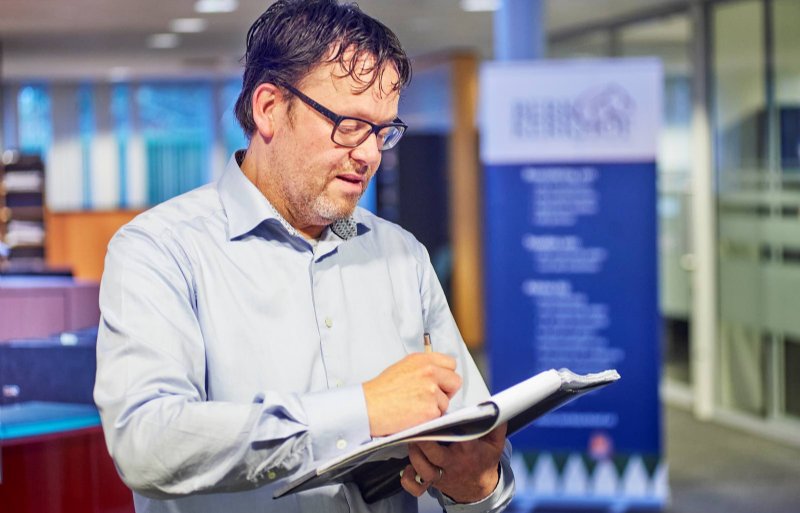 Gewapend met een map, pen en papier gaat Maarten van der Vleuten de boer op.