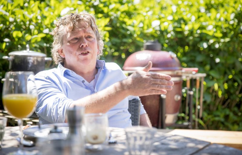 Mark Bosch (Varkens 04) geeft het bankje door aan Frievar-varkenshouder en ondernemer John Lorist (59 jaar). Hij is directeur van de varkensvleesketen Frievar en de Hemelumer Hoeve. In het Friese Hemelum fokt Lorist Topigs Norsvin-zeugen, waaronder de Friverdi-vermeerderingszeug, en ki-beren.