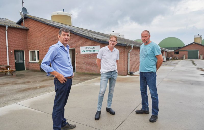 Van links naar rechts: Gerard Driessen, John Bennenbroek (bedrijfsleider Greenlake) en Arjan Verbeek (bedrijfsleider Driessen Vleesvarkens).