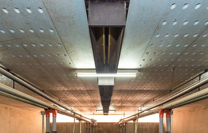 Via simpele ventielen valt de lucht in het gangpad. Daarnaast kan de verse lucht zich via het plafond over de afdelingen verdelen. De inkomende lucht komt via de zijgevel boven het plafond en wordt verder niet voorverwarmd of gekoeld.