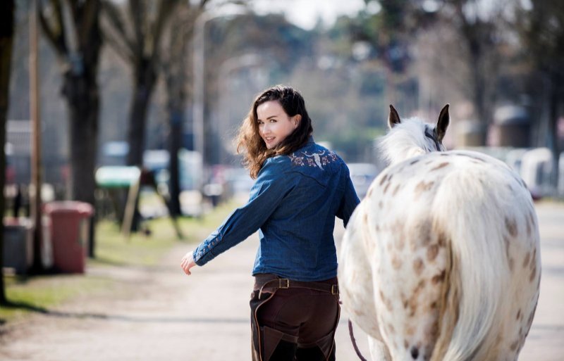 Voor westernriding bij de manege is Annabel Jansen altijd te porren.
